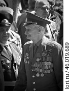 Пожилой ветеран Великой Отечественной Войны на праздничном шествии 9 мая. г. Симферополь. (2009 год). Редакционное фото, фотограф Snezka / Фотобанк Лори