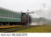 Паровоз Л-5248 с ретропоездом "Селигер" на станции Куженкино у гидроколонки, Тверская область (2019 год). Редакционное фото, фотограф Алексей Иванов / Фотобанк Лори