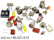 Радиодетали разного типа на белом фоне. Radio components on a white background. Стоковое фото, фотограф Татьяна Д / Фотобанк Лори