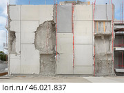 Demolition of a concrete prefabricated building revealing its structure. Стоковое AI-изображение, AI-художник Иван Рябоконь / Фотобанк Лори