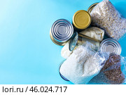 Набор продуктов длительного хранения. Различные крупы и консервы крупным планом на светлом фоне. Стоковое фото, фотограф Лозовая Людмила / Фотобанк Лори