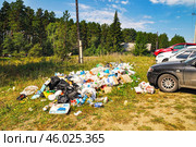 Мусор, оставленный отдыхающими на берегу озера Тургояк. Стоковое фото, фотограф Александр Тараканов / Фотобанк Лори