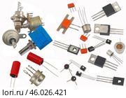 Радиодетали разного типа на белом фоне. Radio components on a white background. Стоковое фото, фотограф Татьяна Д / Фотобанк Лори