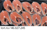 Atlantic salmon steaks from frozen raw materials on a substrate for sale in the supermarket. Стоковое видео, видеограф worker / Фотобанк Лори