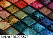 Colorful eyeshadow palette showing vibrant pigment and shimmery metallic shades. Стоковое AI-изображение, AI-художник Иван Рябоконь / Фотобанк Лори
