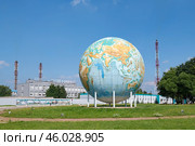 Самый большой глобус в Европе установленный у химического комбината. Дорогобуж, Смоленская область (2024 год). Редакционное фото, фотограф Виктор Карасев / Фотобанк Лори