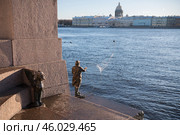 Рыбак закидывает удочку в реку. Редакционное фото, фотограф Анна Рогалева / Фотобанк Лори