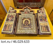 Кузов-складень, с среднике складная икона "Спас Нерукотворный" (Россия, 1650-1670-е гг., дерево, паволока, левкас, серебро, кожа). Экспозиция "Шедевры царской слободы". Больничный корпус, Александровская слобода. Россия, город Александров, Владимирская область. Редакционное фото, фотограф Щеголева Ольга / Фотобанк Лори