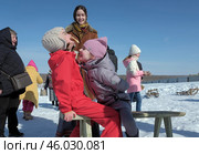 Национальный праздник масленица. Народная детская игра. Редакционное фото, фотограф Катерина Романова / Фотобанк Лори