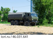 Военный  грузовик КамАЗ-5350 на берегу реки Волги. Центральная набережная, Волгоград, Россия (2021 год). Редакционное фото, фотограф Андрей Цыганков / Фотобанк Лори