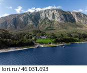 Bay coast landscape, hotel territory. Hermanus Klein River Lagoon, Aerial photo (2023 год). Стоковое фото, фотограф Екатерина Якименко / Фотобанк Лори