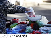 Продавец взвешивает помидоры на рынке. Стоковое фото, фотограф Сергей Шелагин / Фотобанк Лори