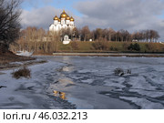 Вид с острова Даманский в Ярославле на Успенский собор и замерзающую реку Которосль. Стоковое фото, фотограф Николай Белавин / Фотобанк Лори
