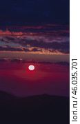 A vertical sunset video over the sea, filmed high in the mountains, with a pink and purple skyline. Вертикальное видео заката над морем, снятое высоко в горах, с розовым и фиолетовым горизонтом. Стоковое видео, видеограф Валерий Тесаков / Фотобанк Лори