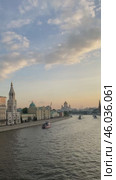 Теплоходы плывут по Москве-реке. Вид с Большого Москворецкого моста (2023 год). Стоковое видео, видеограф Анастасия / Фотобанк Лори