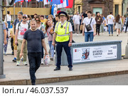 Сотрудник ДПС в летней форме дежурит в центре Москвы (2022 год). Редакционное фото, фотограф Юрий Шурчков / Фотобанк Лори