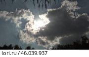 Туча закрыла солнце. Август. Ускоренная съемка. A cloud covered the sun. August. Accelerated shooting. Стоковое видео, видеограф Горшков Александр / Фотобанк Лори