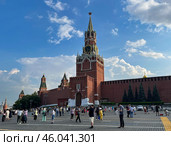 Москва, Красная площадь. Московский Кремль. Спасская башня. Башни Кремля на заднем плане. Июль 2024 года. Moscow, Red Square. Moscow Kremlin. Spasskaya Tower. Kremlin towers in the background. July 2024. Редакционное фото, фотограф Александр Рыбалка / Фотобанк Лори