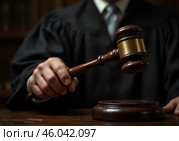 Судья стучит молотком в зале суда. Стоковое AI-изображение, AI-художник Валерий Лукин / Фотобанк Лори