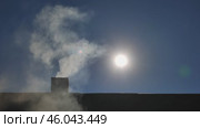 Wispy white smoke curling from brick chimney against crisp blue sky, signaling warmth and home during winter daylight. Стоковое видео, видеограф Mikhail Davidovich / Фотобанк Лори