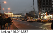 Ночной вид на госархив и пешеходный мост через Волоколамское шоссе, женщина с ребёнком в детской коляске переходит дорогу в неположенном месте в Красногорске зимой в январе в пасмурную погоду. Стоковое видео, видеограф Алиса Сокол / Фотобанк Лори