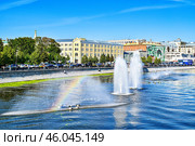 Город Москва. Вид с Третьяковского моста на Водоотводный канал с фонтанами и Кадашевскую набережную (2024 год). Стоковое фото, фотограф Александр Тараканов / Фотобанк Лори