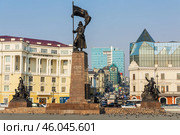 Памятник Борцам за власть Советов на Дальнем Востоке на площади в центре города Владивосток. Дальрыбвтуз в историческом центре Владика - Светланской улице. Приморский край. Редакционное фото, фотограф Евгений Зимин / Фотобанк Лори