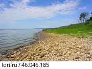 На каменистом берегу Таганрогского залива Азовского моря (2020 год). Стоковое фото, фотограф Сергей Авдеенко / Фотобанк Лори