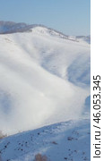 Vertical Aerial video from drone on winter snow landscape. Biryuksinsky mountain pass in Altai. Стоковое видео, видеограф Сергей Пристяжнюк (Serg Zastavkin) / Фотобанк Лори