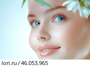 Красивая девушка с нежными цветами. Концепция красоты, уход за кожей лица. Стоковое AI-изображение, AI-художник Щеголева Ольга / Фотобанк Лори
