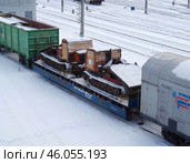 Трелёвочные трактора, перевозимые на железнодорожной платформе (2020 год). Редакционное фото, фотограф Алексей Иванов / Фотобанк Лори