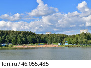 Moscow, Russia - July 30. 2023. School lake in Zelenograd - the place of rest. Редакционное фото, фотограф Володина Ольга / Фотобанк Лори