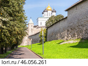 Вид на средневековый Псковский Кремль (Кром) летом. Псков, Россия (2024 год). Стоковое фото, фотограф FotograFF / Фотобанк Лори