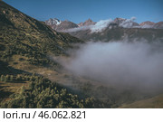 Холм в облаках в горах Осетии. Стоковое фото, фотограф Сармат Батагов / Фотобанк Лори