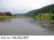 Урал. Река Усьва. Дома на берегу в песелке Усьва. (2021 год). Стоковое фото, фотограф Рябков Александр / Фотобанк Лори