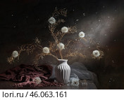 Creative still life with dry branches and dandelions on a dark background. Стоковое фото, фотограф Ирина Толокновская / Фотобанк Лори