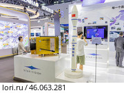 Ракета и спутник представлены на выставке искусственного интеллекта в Ханчжоу. Китайская космическая программа. Редакционное фото, фотограф Евгений Зимин / Фотобанк Лори