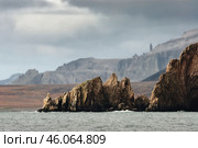 Арктический пейзаж со скалами и горами на морском побережье. Величественная природа Арктики. Мыс Ткэютун, Берингово море. Чукотка, Дальний Восток России. Стоковое фото, фотограф Андрей Степанов / Фотобанк Лори