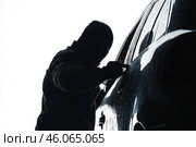 Силует мужчины  вскрывающего дверцу машины. Стоковое AI-изображение, AI-художник Ярославский Максим / Фотобанк Лори