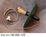 Лампа с железным абажуром и хб проводом. Ретро. Стоковое фото, фотограф Анатолий Матвейчук / Фотобанк Лори