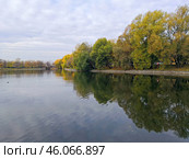 Пруд Садки в районе Текстильщики в Москве осенью. Редакционное фото, фотограф Александр Замараев / Фотобанк Лори