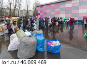 Выездная акция экологического центра "Собиратор" по раздельному сбору вторичного сырья. Москва, метро Коньково. Редакционное фото, фотограф Сергей Рыбин / Фотобанк Лори