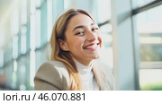 Vibrant portrait of young female student with disability looking at camera in college library and smiling. Стоковое AI-видео, аниматор ALLA YURTAYEVA / Фотобанк Лори