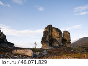Скалы, на вершине горного хребта. Якутия, Оймяконский район, окрестности Усть-Неры. Стоковое фото, фотограф Павел Просянов / Фотобанк Лори