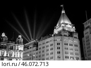 Сассун-хаус (Peace Hotel Shanghai) в Шанхае ночью в черно-белом цвете/The Sassoon House in Shanghai at night in black and white (2007 год). Стоковое фото, фотограф Артем Бурцев / Фотобанк Лори