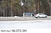 Город Заводоуковск. Автомобильное движение по улице Шоссейной. Автобусная остановка "Механизаторов" Редакционное видео, видеограф Александр Тараканов / Фотобанк Лори