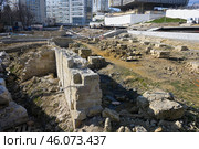Руины античной усадьбы, относящейся к периоду древнего Херсонеса, найденные на мысе Хрустальный в ходе строительства культурного кластера (Севастополь, Крым) Стоковое фото, фотограф Snezka / Фотобанк Лори
