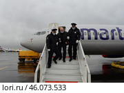 Полицейские выводят авиационного дебошира с борта самолёта (2020 год). Редакционное фото, фотограф Free Wind / Фотобанк Лори