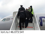Полицейские поднимаются на борт самолёта (2020 год). Редакционное фото, фотограф Free Wind / Фотобанк Лори