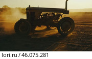 Tractor on cracked earth in the desert of Africa. Water problems, global warming, drought, water shortage in the world, health problems, poverty and misery in countries. Climate change: from friendship to green grove. Стоковое AI-видео, аниматор ALLA YURTAYEVA / Фотобанк Лори